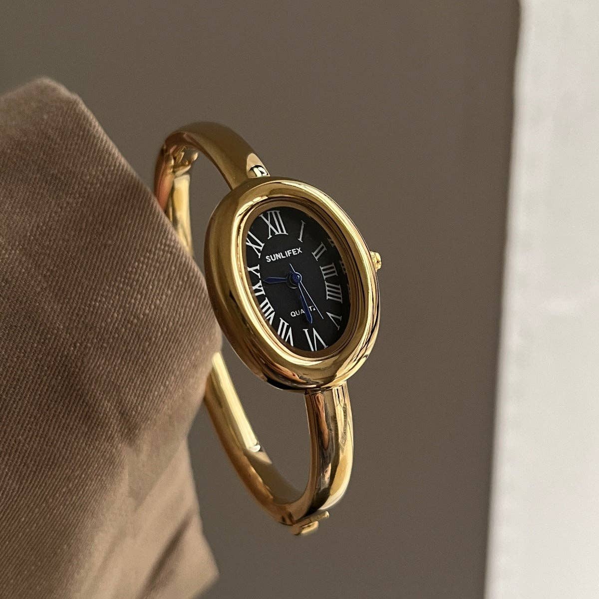 Trendy Oval Dial Gold Quartz Wrist Watch